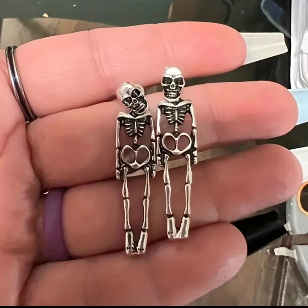 Silver-tone Skull Skeleton Pierced Earrings Lightweight Metal Alloy NEW - Picture 3 of 4